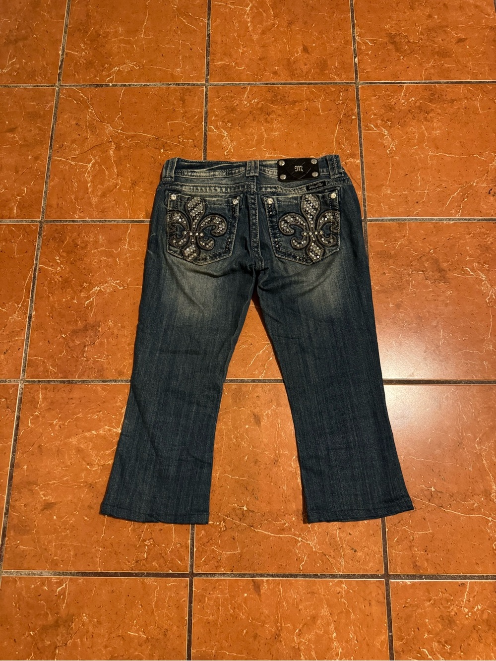 Miss Me Women’s Cropped Pants Size 27 Rhinestone Fleur de Lis